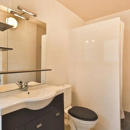 - Aircon - Wifi * Κάννες